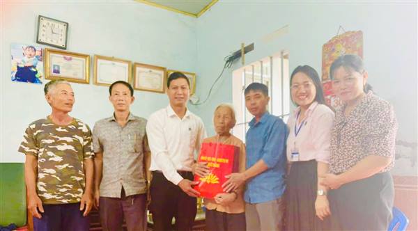 Đảng ủy – HĐND – UBND - Ủy ban MTTQ Việt Nam xã Quyết Thắng  tổ chức các đoàn đến thăm hỏi, tặng quà cho các cụ cao tuổi, gia đình chính sách và những hoàn cảnh khó khăn trên địa bàn xã.