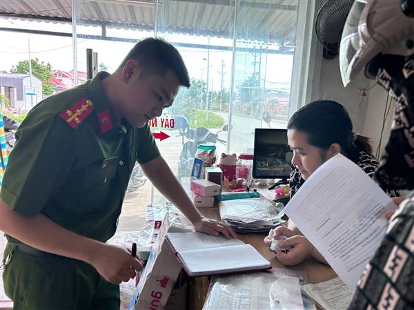 Đoàn kiểm tra liên ngành an toàn thực phẩm xã Quyết Thắng kiểm tra an toàn thực phẩm tại các cơ sở sản xuất, chế biến, kinh doanh thực phẩm trên địa bàn