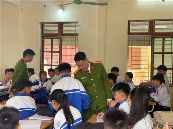 Công an xã Quyết Thắng tổ chức kiểm tra đột xuất công tác bảo đảm an ninh, an toàn trường học và an toàn giao thông 