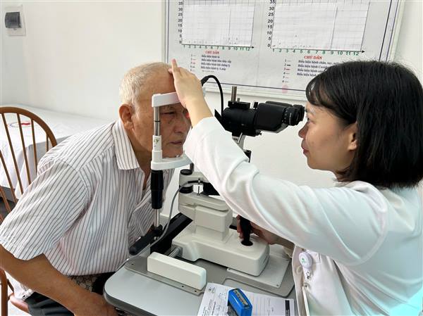 KHÁM MẮT MIỄN PHÍ – TRI ÂN NGƯỜI CÓ CÔNG VỚI CÁCH MẠNG
