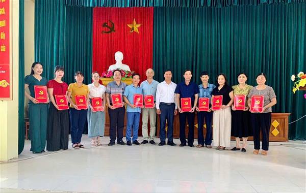 Hội nghị công bố các quyết định thành lập 12 chi bộ cơ sở trực thuộc và kiện toàn Ban Chấp hành chi bộ, chức danh bí thư, phó bí thư chi bộ của 03 chi bộ trực thuộc (chi bộ Lâm Cao, Xuân Cát, Để Xuyên)
