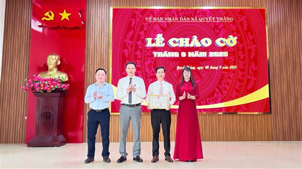 Trung tâm phục vụ Hành chính công xã Quyết Thắng nhanh chóng khẳng định vai trò, vinh dự được Chủ tịch UBND xã tặng giấy khen


