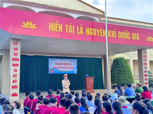 Công an xã Quyết Thắng  phối hợp tuyên truyền an toàn giao thông