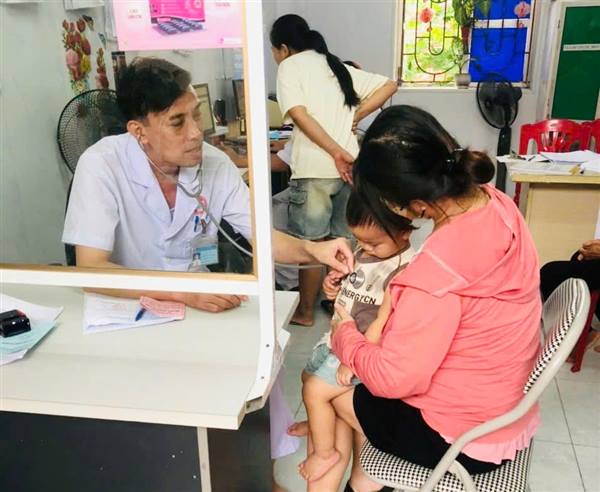 Các trạm y tế xã Quyết Thắng tổ chức tiêm chủng định kỳ