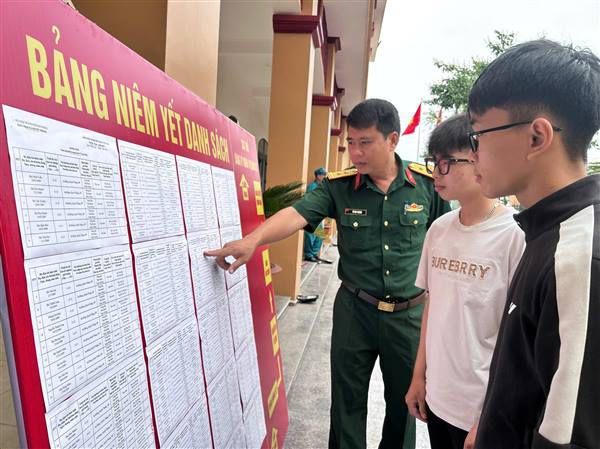 Hội đồng Nghĩa vụ quân sự xã đã tổ chức đăng ký nghĩa vụ quân sự cho nam công dân trong độ tuổi theo quy định.