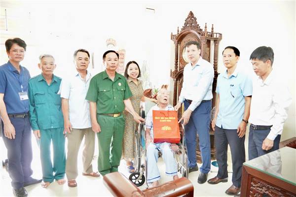 Đảng uỷ - HĐND - UBND - Ủy ban MTTQ Việt Nam xã Quyết Thắng tổ chức đoàn đến thăm, tặng quà các gia đình Chiến sĩ Điện Biên trên địa bàn xã