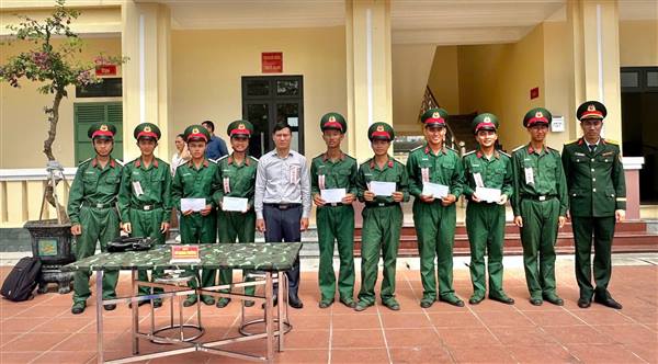 LÃNH ĐẠO XÃ QUYẾT THẮNG THĂM, ĐỘNG VIÊN CHIẾN SĨ MỚI TẠI CÁC ĐƠN VỊ NHẬN QUÂN