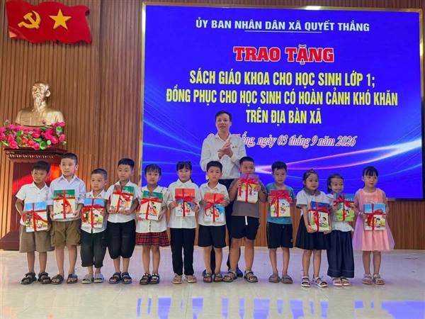  QUYẾT THẮNG: TRAO TẶNG SÁCH GIÁO KHOA, ĐỒNG PHỤC – TIẾP SỨC EM ĐẾN TRƯỜNG
