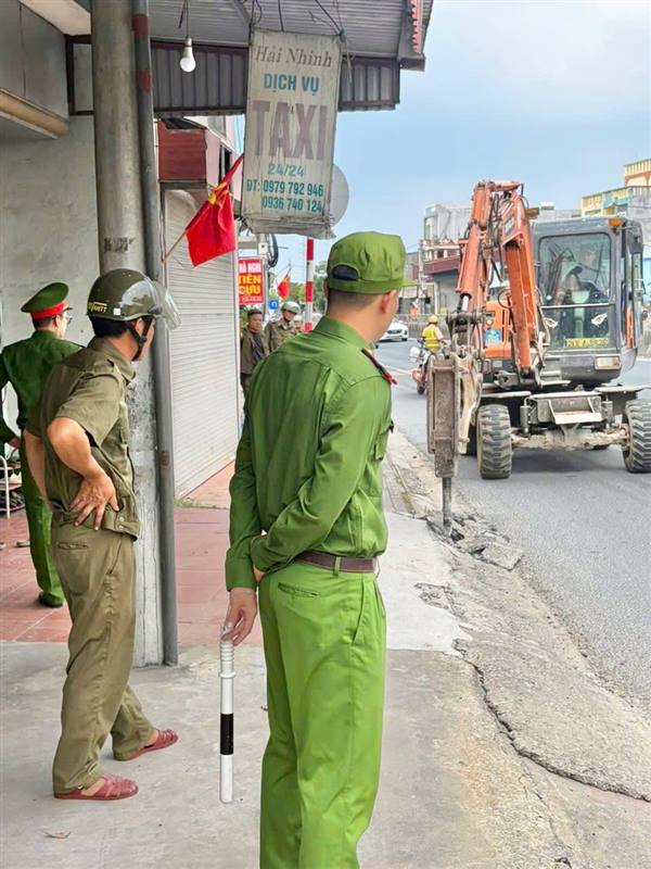 UBND XÃ QUYẾT THẮNG PHỐI HỢP VỚI CÔNG AN THÀNH PHỐ HẢI PHÒNG RA QUÂN GIẢI TỎA HÀNH LANG AN TOÀN ĐƯỜNG BỘ TRÊN TUYẾN QUỐC LỘ 10
