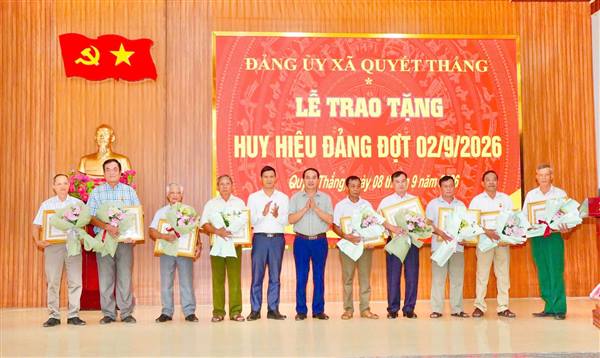 ĐẢNG ỦY XÃ QUYẾT THẮNG TRANG TRỌNG TỔ CHỨC LỄ TRAO TẶNG HUY HIỆU ĐẢNG ĐỢT 02/9/2026