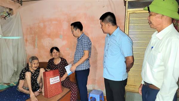 Lãnh đạo xã Tân An trao quà người cao tuổi