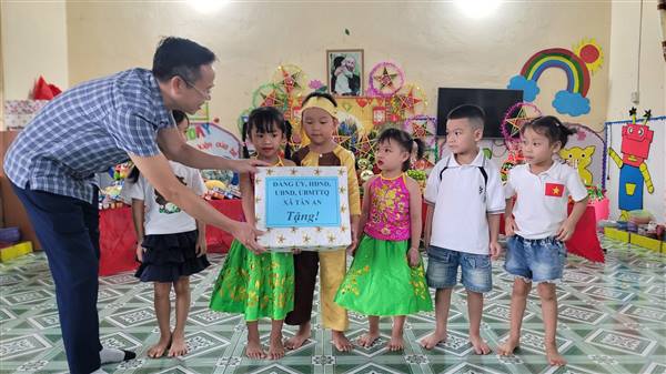 Đảng ủy, Hội đồng nhân dân, Ủy ban nhân dân xã Tân An tặng quà Tết Trung thu cho các cháu thiếu nhi tại 3 trường mầm non