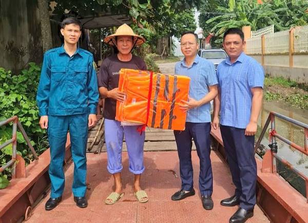 UBND xã Tân An trao tặng áo phao cứu sinh cho đò Cổ Lôi