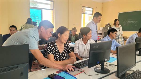 Tập huấn hướng dẫn sử dụng máy vi tính cho đội ngũ cấp ủy chi bộ