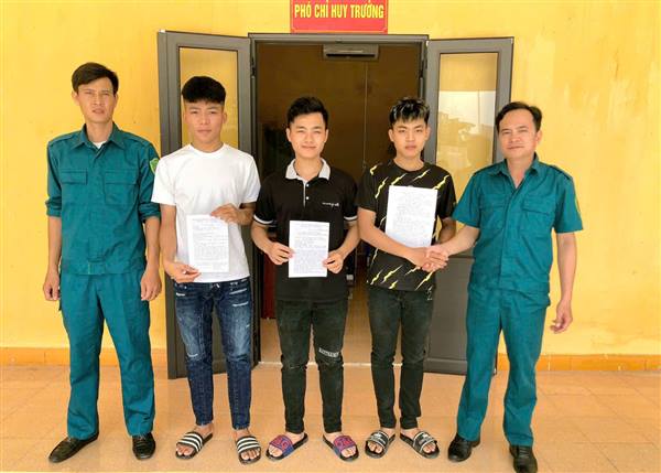 Tân An: Nhiều thanh niên viết đơn tình nguyện nhập ngũ