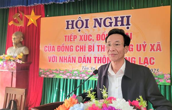 Bí thư Đảng ủy, Chủ tịch HĐND xã Tân An tiếp xúc, đối thoại trực tiếp với Nhân dân thôn Đồng Lạc.