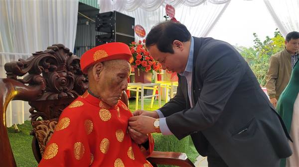 Đồng chí Vũ Hồng Hiên – Ủy viên Ban Thường vụ, Chủ nhiệm Ủy ban Kiểm tra Thành ủy Hải Phòng trực tiếp đến gia đình trao Huy hiệu Đảng đợt 07/11/2025 tại xã Tân An