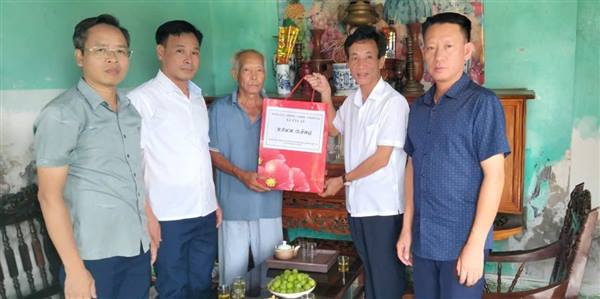 LÃNH ĐẠO XÃ TÂN AN THĂM HỎI, TẶNG QUÀ NGƯỜI CÓ CÔNG NHÂN DỊP KỶ NIỆM 79 NĂM NGÀY THƯƠNG BINH - LIỆT SĨ (27/7/1947 – 27/7/2026)