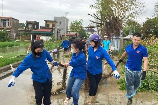 Uỷ ban nhân dân phường Tân Hưng  tăng cường công tác kiểm soát ô nhiễm môi trường khắc phục hậu quả sau bão, lũ