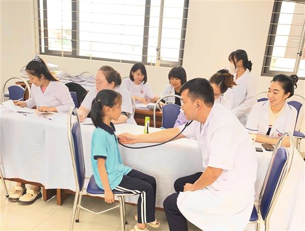 TRƯỜNG TIỂU HỌC HẢI TÂN TỔ CHỨC KHÁM SỨC KHỎE ĐẦU NĂM CHO HỌC SINH 