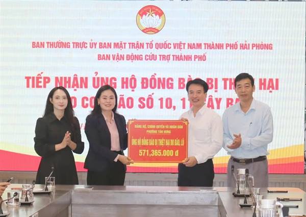 PHƯỜNG TÂN HƯNG TRAO ỦNG HỘ ĐỒNG BÀO BỊ THIỆT HẠI DO BÃO LŨ