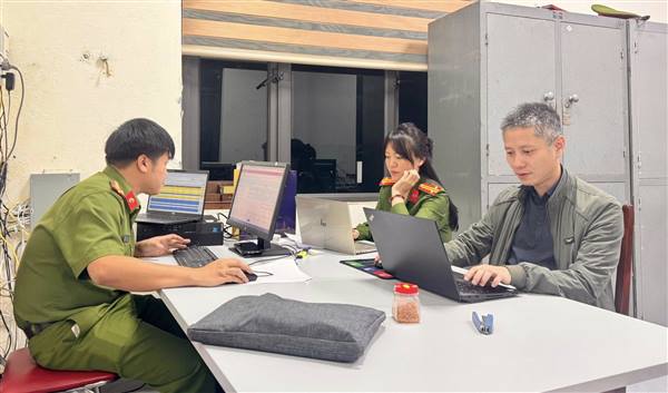 CÔNG AN PHƯỜNG TÂN HƯNG TÍCH CỰC PHỐI HỢP TRIỂN KHAI TỔNG RÀ SOÁT, LÀM SẠCH DỮ LIỆU ĐĂNG KÝ PHƯƠNG TIỆN, GPLX VÀ SỐ HÓA HỒ SƠ ĐĂNG KÝ XE