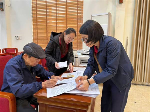 Bảo hiểm xã hội cơ sở Hải Dương hỗ trợ người dân phường Tân Hưng thực hiện chi trả lương hưu, trợ cấp BHXH qua phương thức thanh toán không dừng tiền mặt