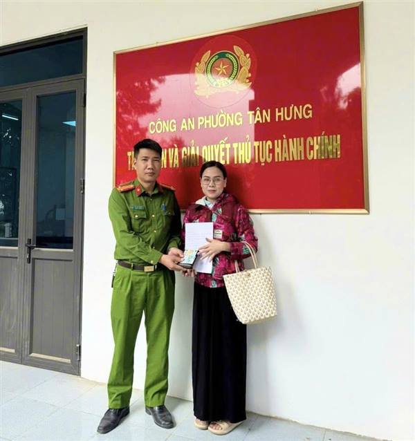 Cán bộ công an phường trả lại ví tiền người dân làm rơi
