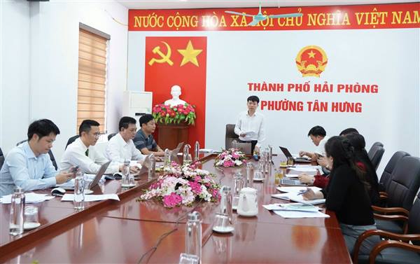 UBND phường Tân Hưng họp nghe báo cáo và cho ý kiến các tờ trình