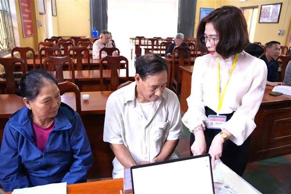 Trung tâm Phục vụ hành chính công phường Tân Hưng hỗ trợ nhân dân thực hiện thủ tục hành chính tại Nhà văn hoá Tổ dân phố Ngọc Lặc