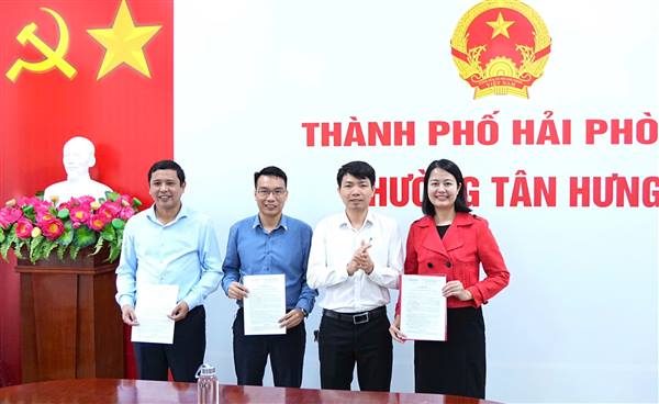 Hội nghị công bố các quyết định về công tác nhân sự phường Tân Hưng