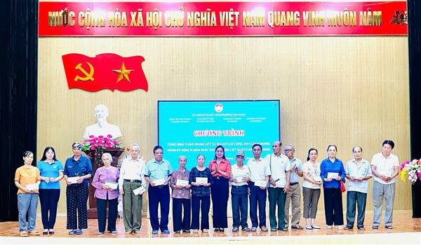 UBND PHƯỜNG TÂN HƯNG TRAO GẦN 200 SUẤT QUÀ TẶNG NGƯỜI CÓ CÔNG, GIA ĐÌNH CHÍNH SÁCH TRÊN ĐỊA BÀN.