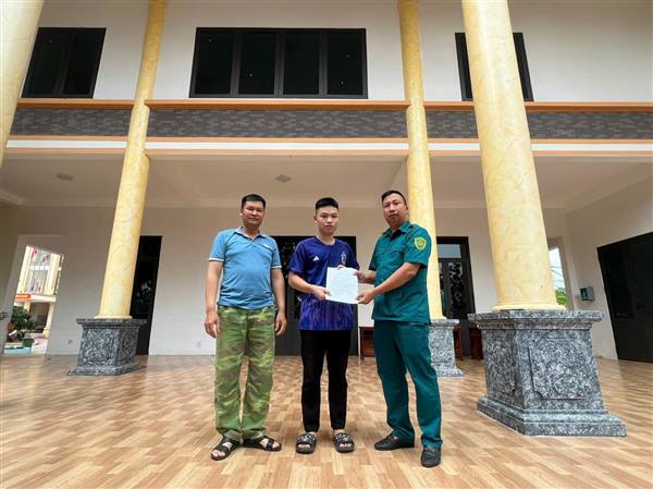 CHÀNG THANH NIÊN TRẺ VIẾT ĐƠN TÌNH NGUYỆN THAM GIA NGHĨA VỤ QUÂN SỰ.
