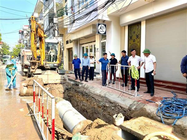 LÃNH ĐẠO PHƯỜNG KHẢO SÁT, KIỂM TRA VIỆC GIẢI QUYẾT CÁC Ý KIẾN, KIẾN NGHỊ CỦA CỬ TRI