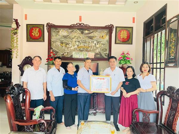 TRAO BẰNG TỔ QUỐC GHI CÔNG TỚI CÁC THÂN NHÂN LIỆT SĨ.