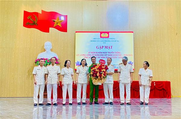 GẶP MẶT KỶ NIỆM 80 NĂM NGÀY TRUYỀN THỐNG CAND VIỆT NAM VÀ CÔNG BỐ QUYẾT ĐỊNH THÀNH LẬP CHI HỘI CỰU CAND PHƯỜNG TÂN HƯNG