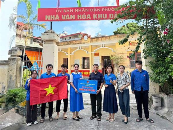 TUỔI TRẺ PHƯỜNG TÂN HƯNG TRAO TẶNG CÔNG TRÌNH “ĐƯỜNG CỜ TỔ QUỐC”