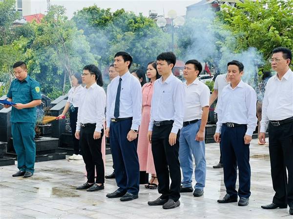 PHƯỜNG TÂN HƯNG TỔ CHỨC LỄ VIẾNG NGHĨA TRANG LIỆT SĨ NHÂN DỊP ĐẠI HỘI ĐẠI BIỂU ĐẢNG BỘ PHƯỜNG LẦN THỨ I, NHIỆM KỲ 2025 -2030