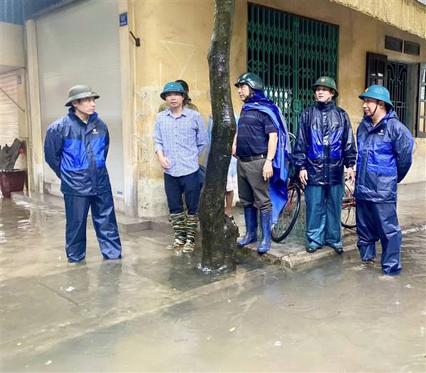 LÃNH ĐẠO PHƯỜNG ĐI KIỂM TRA CÔNG TÁC TIÊU ÚNG DO HOÀN LƯU CƠN BÃO SỐ 5