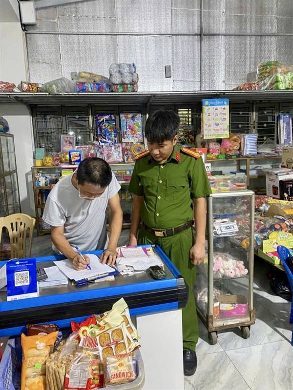 Công an phường Tân Hưng tích cực đẩy mạnh tuyên truyền, ký cam kết phòng, chống tội phạm trên không gian mạng.