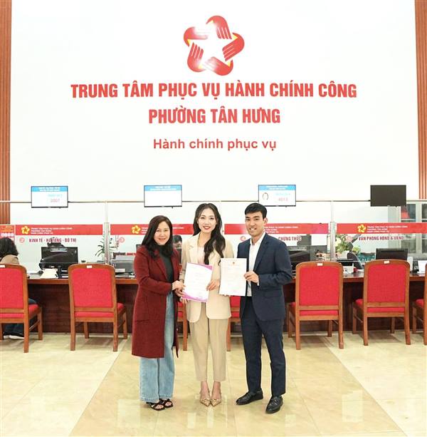 Trung tâm Phục vụ hành chính công phường Tân Hưng trao Giấy chứng nhận kết hôn cho các cặp đôi