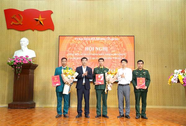 Hội nghị công bố các quyết định miễn nhiệm, bổ nhiệm chức vụ Chỉ huy trưởng, Chính trị viên phó Ban Chỉ huy Quân sự phường Tân Hưng