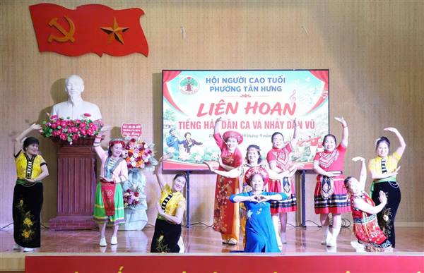 Liên hoan tiếng hát dân ca và nhảy dân vũ chào mừng 35 năm ngày Quốc tế người cao tuổi 