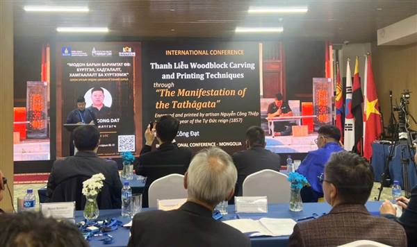 Nghệ nhân Nguyễn Công Đạt mang mộc bản Thanh Liễu đến Hội thảo Quốc tế tại Mông Cổ 