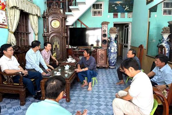 Lãnh đạo phường vận động di chuyển phần mộ phục vụ dự án khu dân cư, đô thị Tân Phú Hưng mở rộng