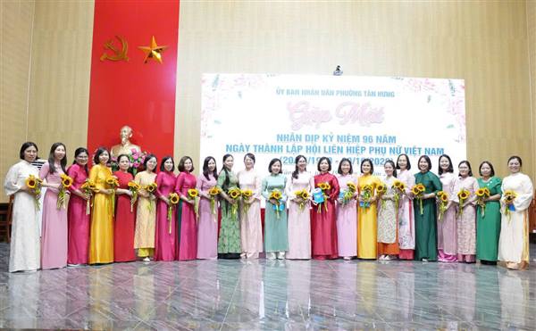 Phường Tân Hưng gặp mặt nữ cán bộ, công chức, viên chức, người lao động nhân dịp 20/10