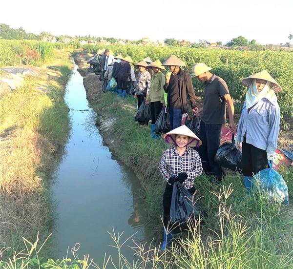 Chi hội Nông dân Tổ dân phố số 2 ra quân tổng vệ sinh môi trường đồng ruộng 