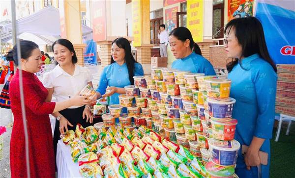 Trưng bày sản phẩm OCOP Tân Hưng tại giao lưu Cụm thi đua số 8 Hội LHPN thành phố