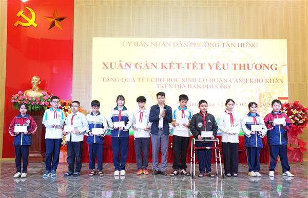 UBND phường Tân Hưng tặng quà tết cho trẻ em có hoàn cảnh khó khăn 