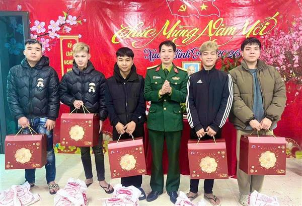 Tặng quà Tết cho các tân binh chuẩn bị lên đường nhập ngũ